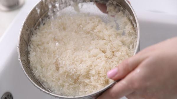Los científicos y cocineros coinciden: lavar el arroz mejora el resultado y puede reducir contaminantes (aunque no siempre conviene hacerlo) - Por qué los chefs sí recomiendan lavar el arroz antes de cocinarlo
