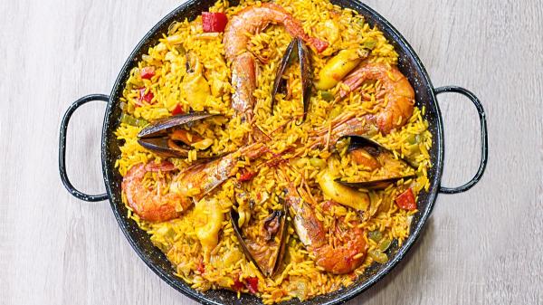 Los científicos y cocineros coinciden: lavar el arroz mejora el resultado y puede reducir contaminantes (aunque no siempre conviene hacerlo) - ¿Y qué pasa con la paella?