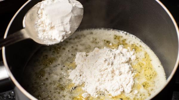 Conchita, abuela cocinera: “Para hacer la bechamel de las croquetas no necesitas báscula, usa 3 cucharadas de harina de trigo y 2 vasos de leche” - La clave de la bechamel jugosa de Conchita está en las cantidades