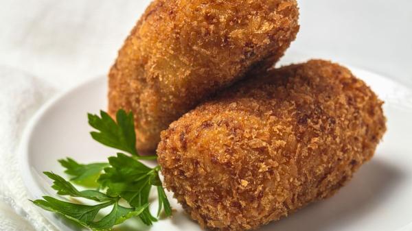 Conchita, abuela cocinera: “Para hacer la bechamel de las croquetas no necesitas báscula, usa 3 cucharadas de harina de trigo y 2 vasos de leche” - La receta de croquetas de jamón de Conchita, paso a paso