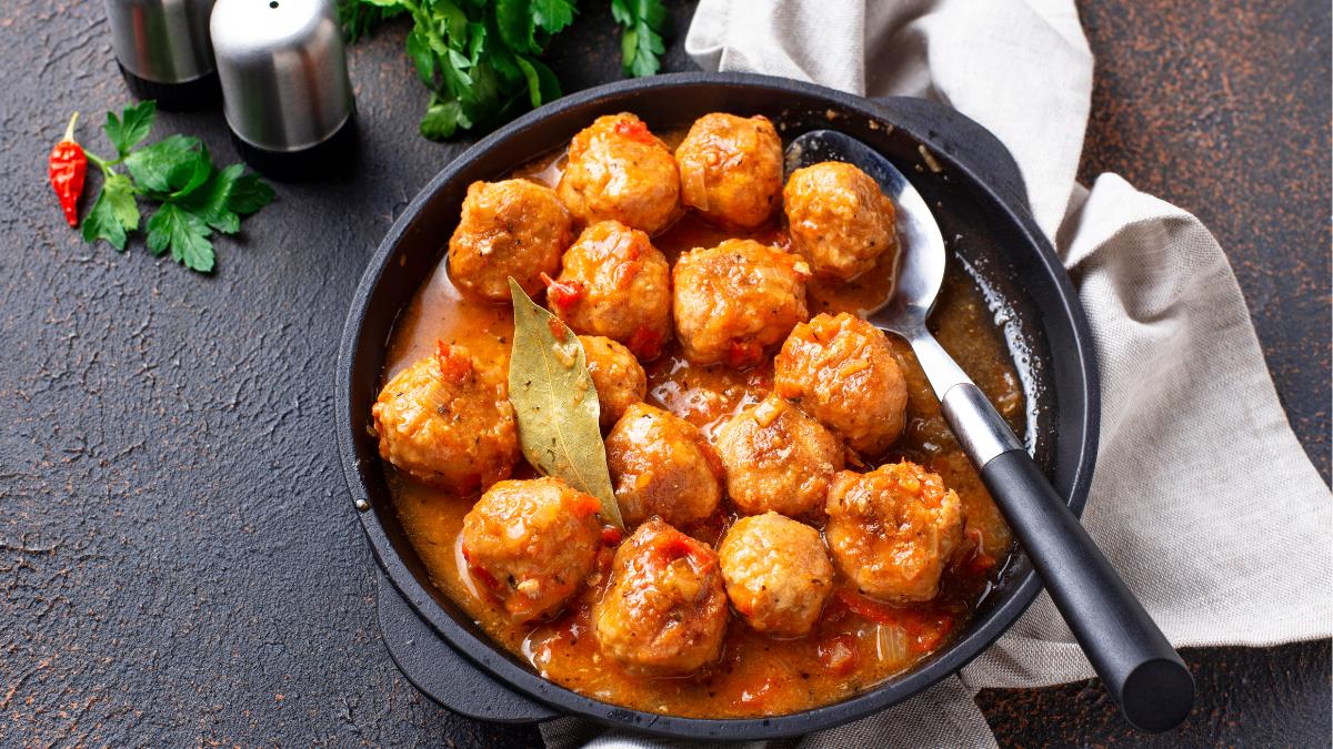 Adora, abuela cocinera, desvela el secreto de sus albóndigas: “A la masa le pongo pan de molde y la salsa lleva almendras, cúrcuma y un poquito de vino blanco”