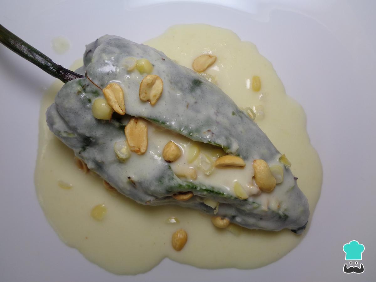 Receta de Chiles rellenos de pollo con crema de elote