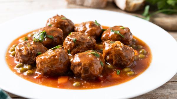 Adora, abuela cocinera, desvela el secreto de sus albóndigas: “A la masa le pongo pan de molde y la salsa lleva almendras, cúrcuma y un poquito de vino blanco” - El pequeño gesto antes de freírlas que hace mucho más fácil prepararlas