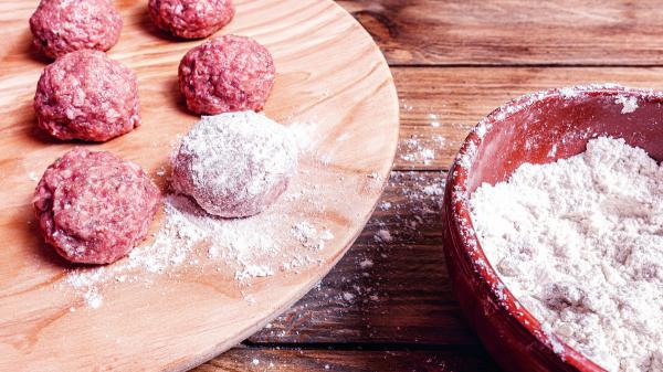 Adora, abuela cocinera, desvela el secreto de sus albóndigas: “A la masa le pongo pan de molde y la salsa lleva almendras, cúrcuma y un poquito de vino blanco” - El truco de Adora para que las albóndigas queden mucho más jugosas