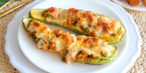 Receta de Calabacines rellenos de pollo y verduras: fáciles de preparar, jugosos y con un gratinado irresistible
