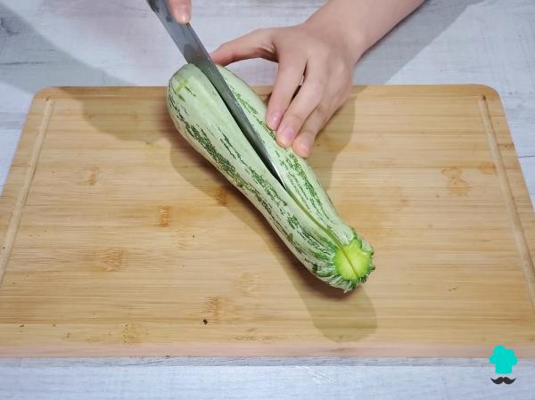 Receta de Calabacines rellenos de pollo y verduras: fáciles de preparar, jugosos y con un gratinado irresistible - Paso 1
