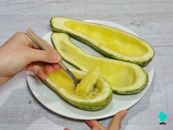 Receta de Calabacines rellenos de pollo y verduras: fáciles de preparar, jugosos y con un gratinado irresistible - Paso 2