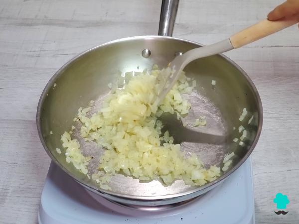 Receta de Calabacines rellenos de pollo y verduras: fáciles de preparar, jugosos y con un gratinado irresistible - Paso 3