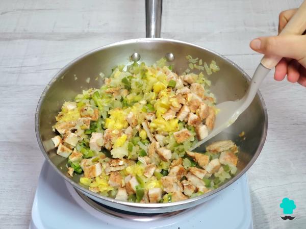 Receta de Calabacines rellenos de pollo y verduras: fáciles de preparar, jugosos y con un gratinado irresistible - Paso 5