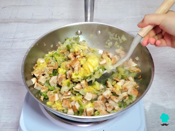 Receta de Calabacines rellenos de pollo y verduras: fáciles de preparar, jugosos y con un gratinado irresistible - Paso 6
