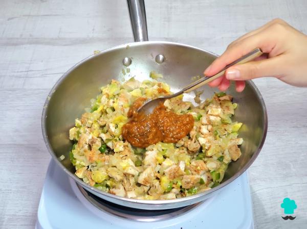 Receta de Calabacines rellenos de pollo y verduras: fáciles de preparar, jugosos y con un gratinado irresistible - Paso 7