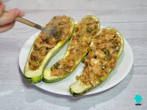 Receta de Calabacines rellenos de pollo y verduras: fáciles de preparar, jugosos y con un gratinado irresistible - Paso 8