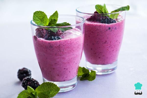 Licuados para bajar de peso en 7 días - Jugo violeta de arándanos, moras, pomelo y chía