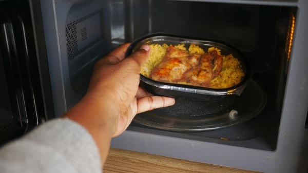 Tipos de cocción: ¿Cuáles son y cómo hacer estas técnicas de cocinado? - Cocción en microondas