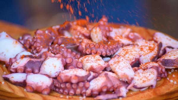 Los mejores chefs españoles coinciden: “El pulpo queda más tierno y sabroso si lo cueces 30 minutos por kilo y añades una hoja de laurel” - Congelar el pulpo antes de cocinarlo sigue siendo uno de los mejores trucos