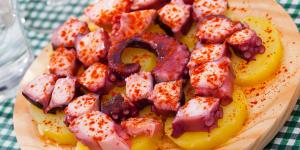 Los mejores chefs españoles coinciden: “El pulpo queda más tierno y sabroso si lo cueces 30 minutos por kilo y añades una hoja de laurel”