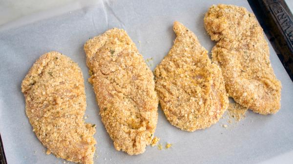 Julia Chaves, abuela cocinera: “El pollo empanado queda más sabroso si añades canela molida al huevo batido” - Harina, huevo y pan rallado: así consigue Julia un pollo rebozado mucho más crujiente