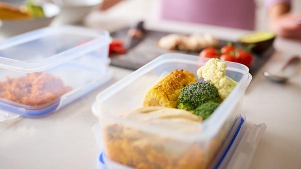 Europa prohíbe el bisfenol A en latas, tuppers y botellas: esto es lo que cambia en tu cocina - Qué es el bisfenol A y por qué está en tantos envases de tu cocina