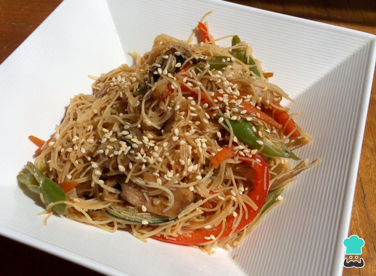 Receta de Tallarines de arroz con verduras y soja