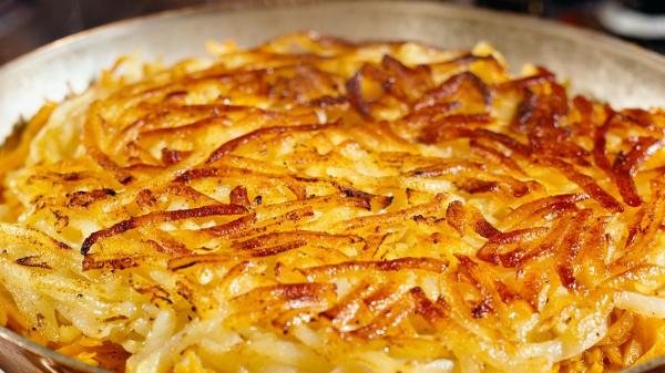 Suiza deja sin palabras a España: “La mejor 'tortilla' de patata no se hace con huevos, lleva 2 cucharadas de mantequilla y 1 cebolla” - El rösti, la receta suiza que recuerda a una tortilla de patata
