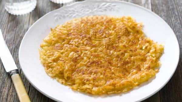 Suiza deja sin palabras a España: “La mejor 'tortilla' de patata no se hace con huevos, lleva 2 cucharadas de mantequilla y 1 cebolla” - La receta original del rösti suizo paso a paso