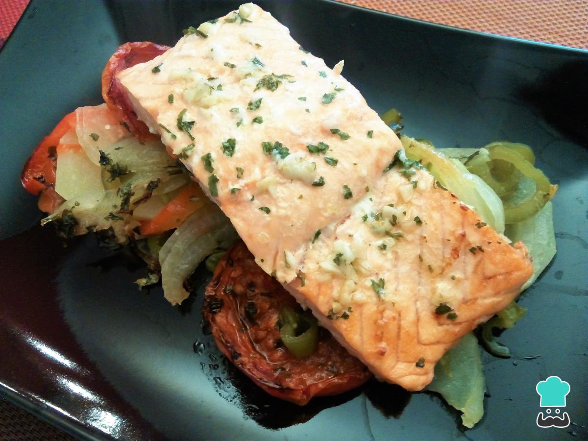 Receta de Salmón al horno con patatas y verduras