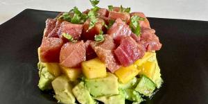 Receta de Tartar de atún con aguacate y mango: el plato elegante y fácil que puedes preparar en pocos minutos