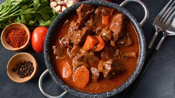 Ramón Freixa, chef: “El mejor guiso de carne no se hace con agua, lleva 1 litro de vino tinto y 1,2 kg de morcillo” - Cómo preparar el boeuf bourguignon de Ramón Freixa paso a paso