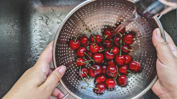 Los fruteros coinciden: “Para que las cerezas duren más en verano no hay que lavarlas hasta el momento de consumirlas” - El error que acelera el deterioro de las cerezas y lo que dice la ciencia