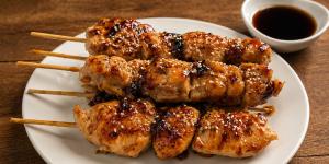 Receta de Brochetas de pollo teriyaki: el truco para conseguir una carne jugosa y una salsa irresistible