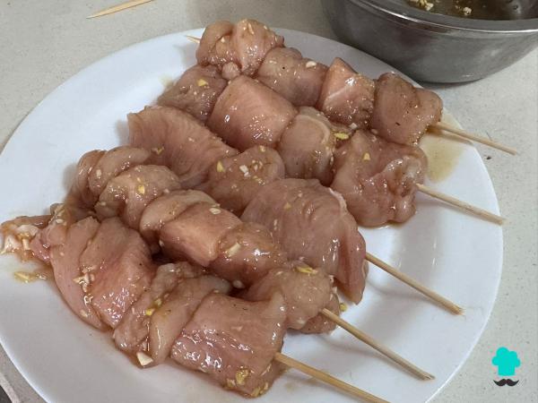 Receta de Brochetas de pollo teriyaki: el truco para conseguir una carne jugosa y una salsa irresistible - Paso 4