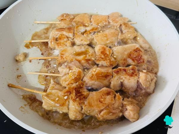 Receta de Brochetas de pollo teriyaki: el truco para conseguir una carne jugosa y una salsa irresistible - Paso 5