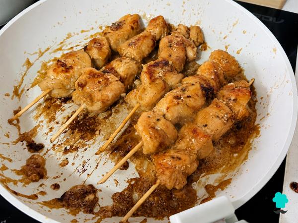 Receta de Brochetas de pollo teriyaki: el truco para conseguir una carne jugosa y una salsa irresistible - Paso 7