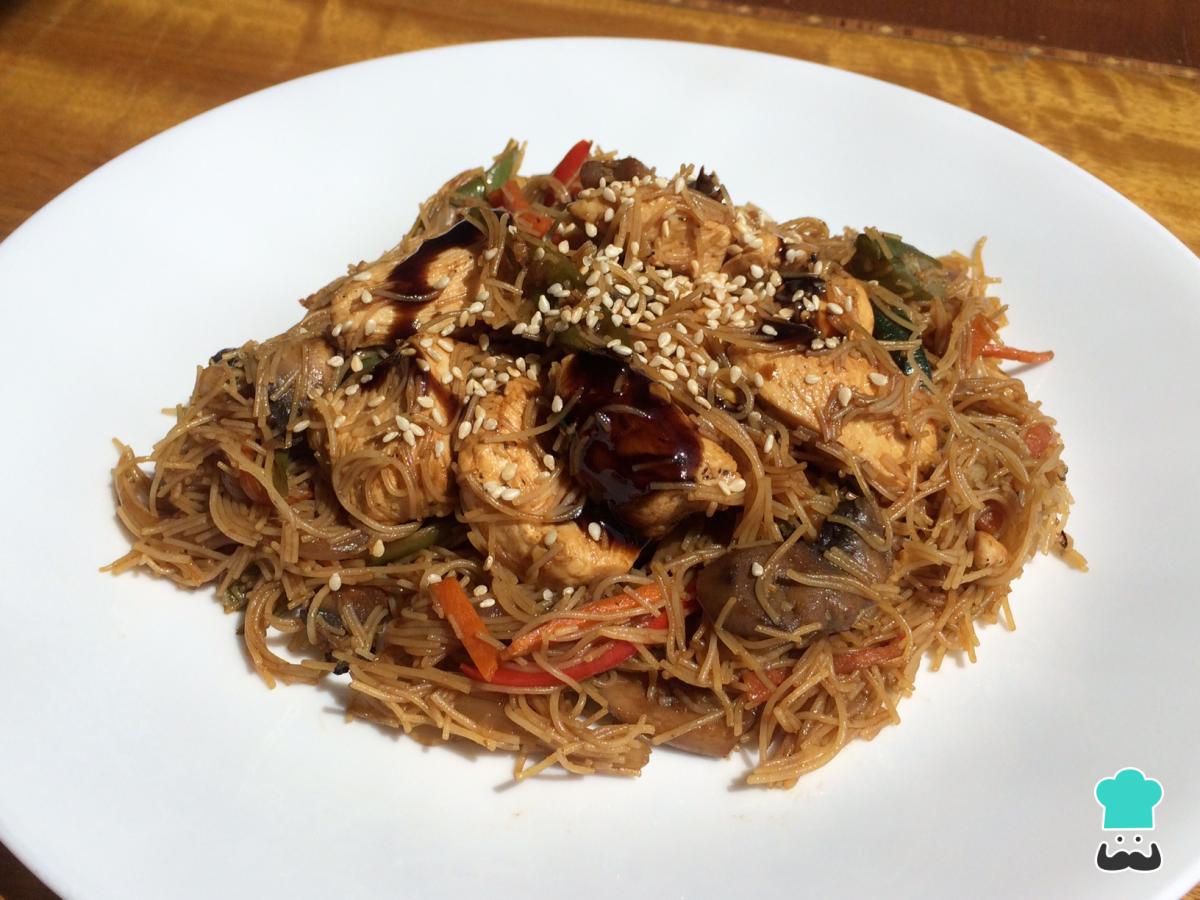 Receta de Fideos de arroz con salsa teriyaki