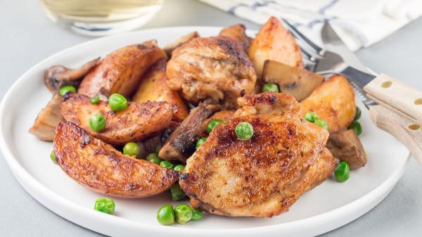 Dani García, chef: “El pollo al ajillo más rico y jugoso se hace con 2 patatas, vino blanco y 300 g de champiñones” - El sencillo truco de Dani García para que el pollo quede jugoso y la guarnición, tierna por dentro y dorada por fuera