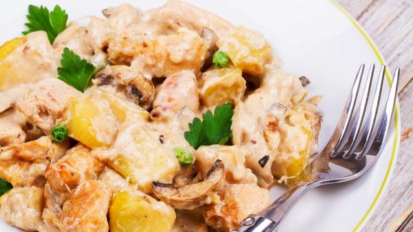 Dani García, chef: “El pollo al ajillo más rico y jugoso se hace con 2 patatas, vino blanco y 300 g de champiñones” - La receta completa de pollo al ajillo con patatas y champiñones de Dani García
