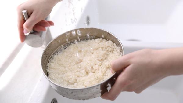 El truco para que el arroz con pollo de la abuela quede suelto: “Haz esto antes de hervir y quedará perfecto” - El primer secreto para un arroz más suelto: lavarlo bien