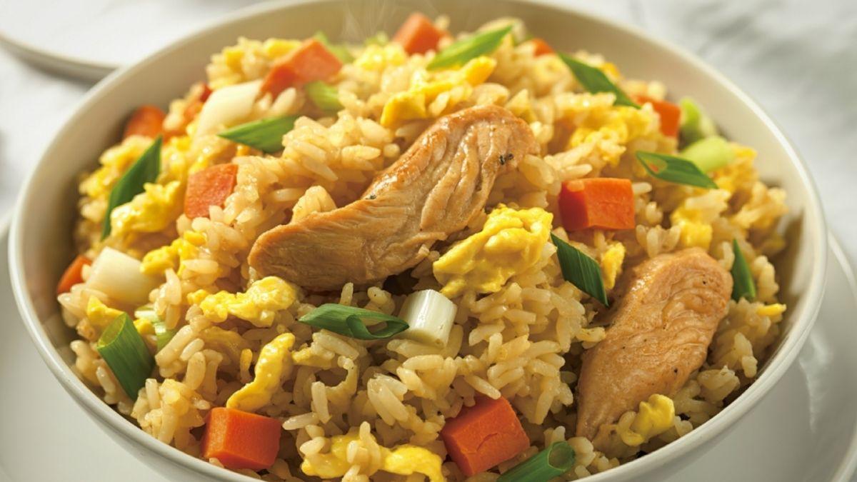 El truco para que el arroz con pollo de la abuela quede suelto: “Haz esto antes de hervir y quedará perfecto”