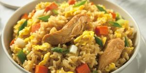 El truco para que el arroz con pollo de la abuela quede suelto: “Haz esto antes de hervir y quedará perfecto”