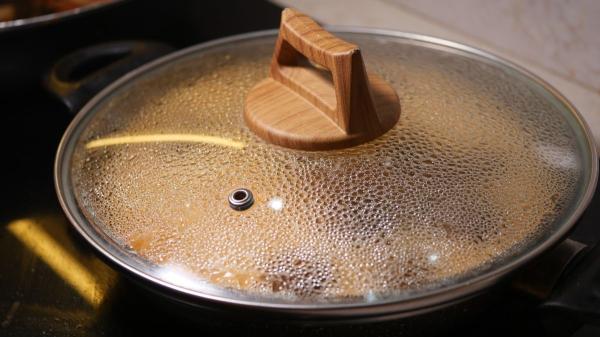 El truco para que el arroz con pollo de la abuela quede suelto: “Haz esto antes de hervir y quedará perfecto” - No remuevas el arroz (si no quieres que se pegue)