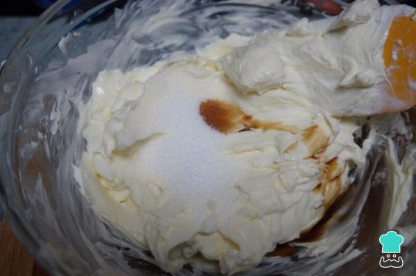 Receta de Tarta de queso con 3 yogures y 3 huevos - Paso 1