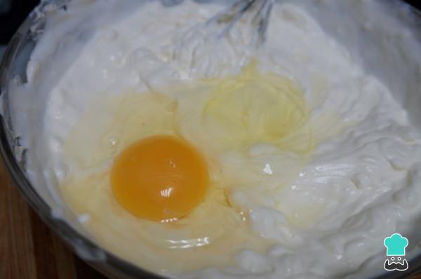 Receta de Tarta de queso con 3 yogures y 3 huevos - Paso 3
