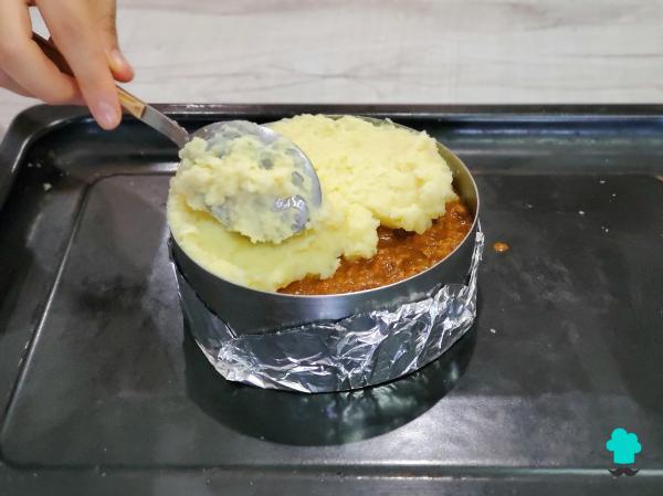 Receta de Pastel de carne y patatas de la abuela: fácil, sabroso y con una capa de queso irresistible - Paso 10