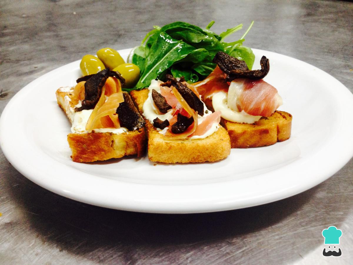 Receta de Tostadas de jamón serrano y hongos
