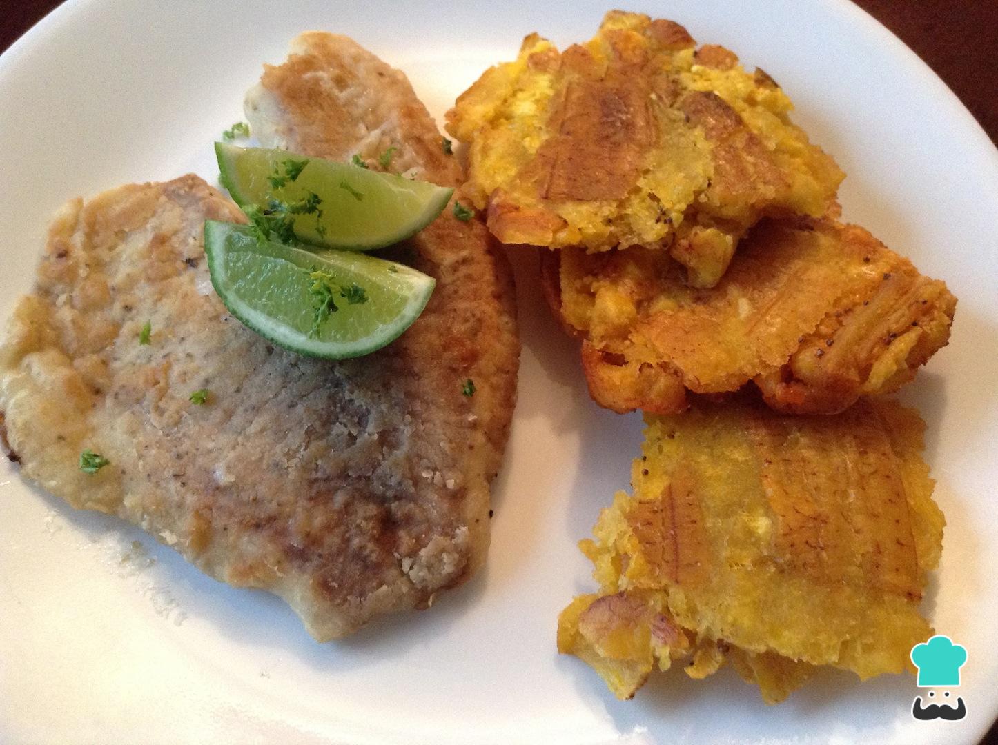 Tilapia frita con patacones - Fácil