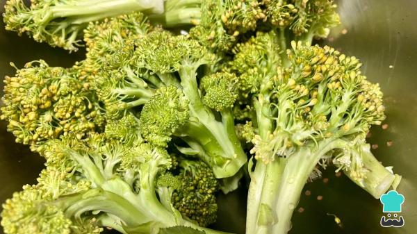 Receta de Brócoli salteado con huevo - Paso 1