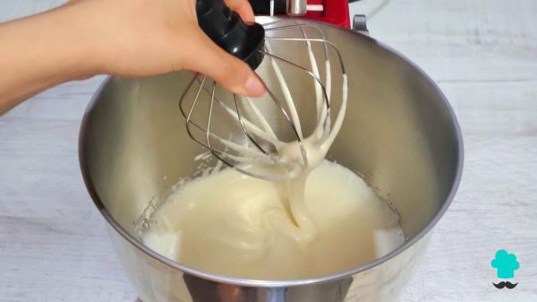 Receta de Bizcocho de yogur, avena y manzana sin azúcar: tierno, jugoso y perfecto para cuidarte sin renunciar al postre - Paso 1