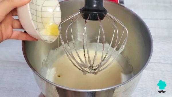 Receta de Bizcocho de yogur, avena y manzana sin azúcar: tierno, jugoso y perfecto para cuidarte sin renunciar al postre - Paso 2