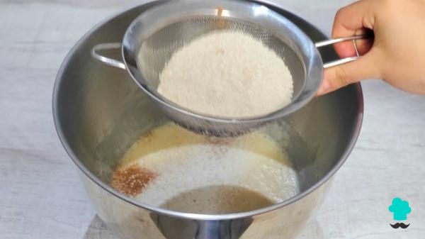 Receta de Bizcocho de yogur, avena y manzana sin azúcar: tierno, jugoso y perfecto para cuidarte sin renunciar al postre - Paso 4