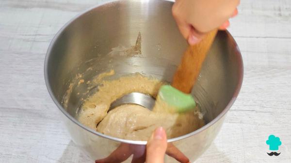 Receta de Bizcocho de yogur, avena y manzana sin azúcar: tierno, jugoso y perfecto para cuidarte sin renunciar al postre - Paso 5